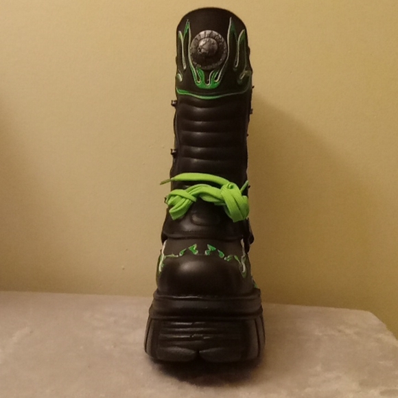 SOLD OUT EVERYWHERE! Black 🖤 and Green Combat Boots SIZE:9 COLOR: Black/ Green - Picture 4 of 8